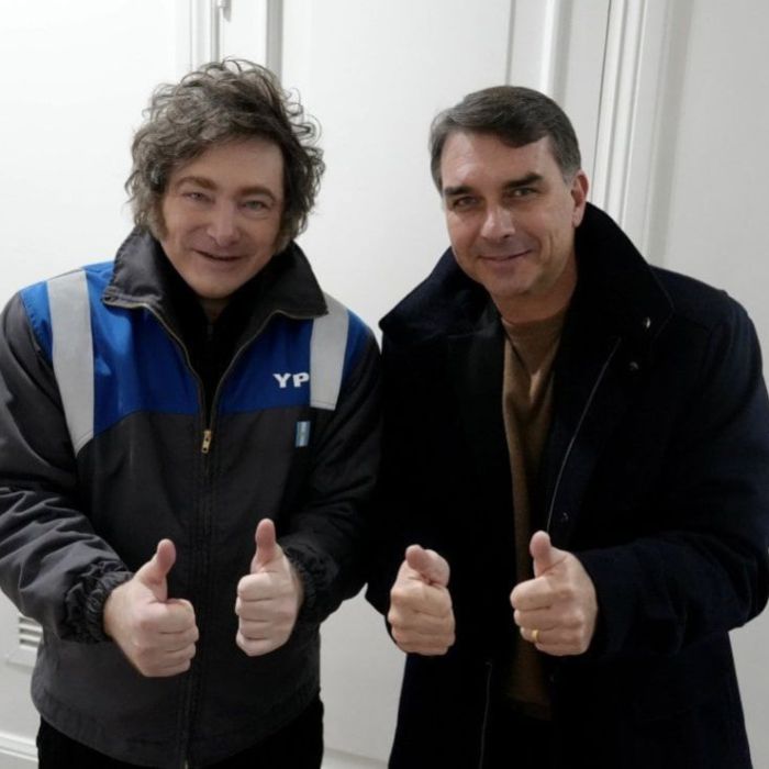 Milei recibe a Flávio Bolsonaro en Buenos Aires y respalda su candidatura en Brasil