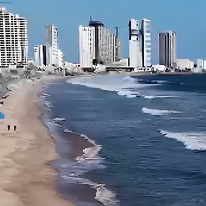 Rescatan a 10 bañistas en playas de Mazatlán pese a alertas por fuerte oleaje