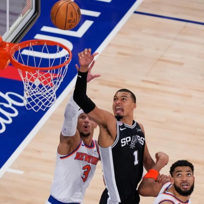 Spurs vencen 115-111 a los Knicks en Madison Square Garden y acortan la serie a 2-1