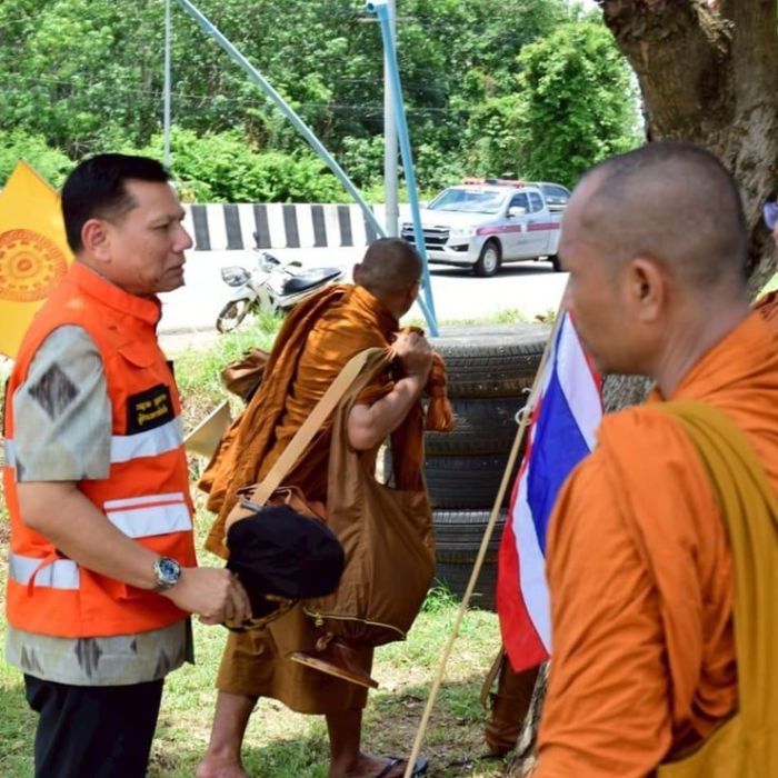 Accidente en peregrinación en Mukdahan, Tailandia: camioneta impacta a monjes