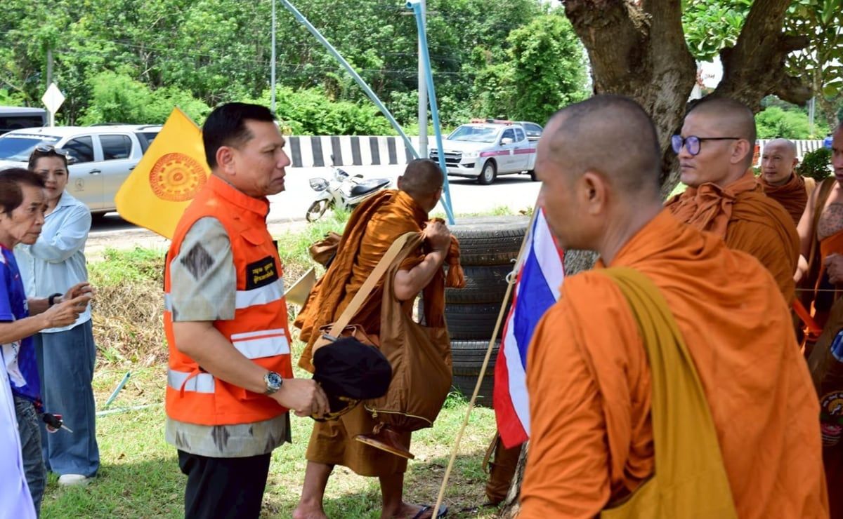 accidente-en-peregrinacion-en-mukdahan-tailandia-camioneta-impacta-a-monjes