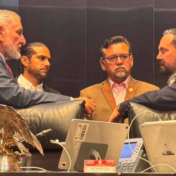 Adán Augusto López reaparece en el Senado tras tres semanas de ausencia y evita hablar sobre su visa
