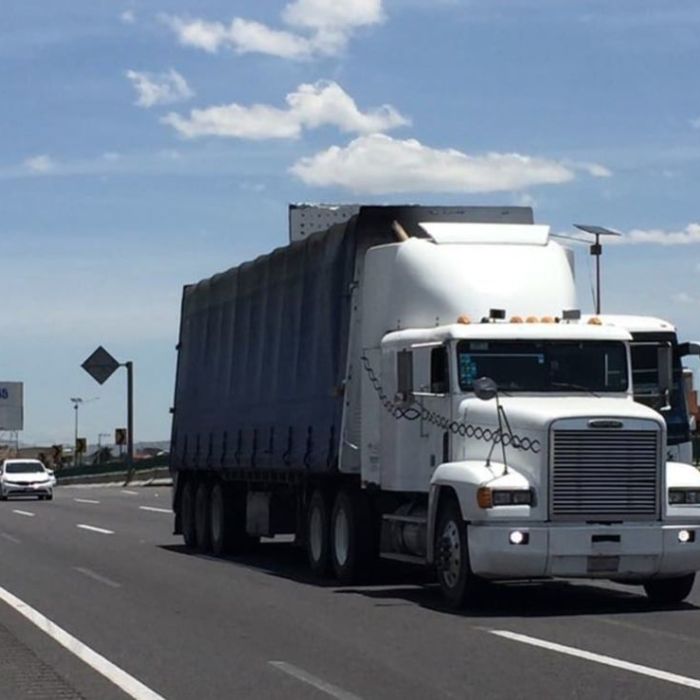 Casa Blanca promueve que veteranos reemplacen a camioneros inmigrantes tras revocar miles de licencias comerciales