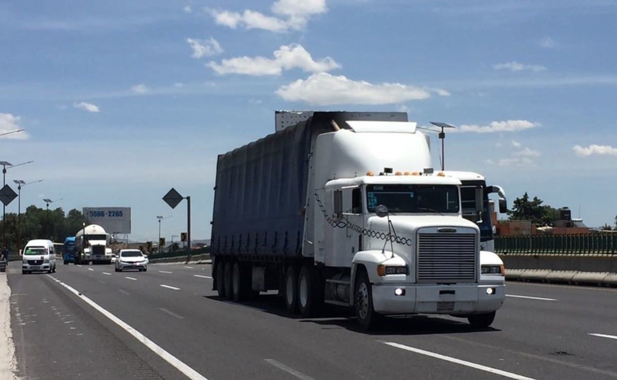 casa-blanca-promueve-que-veteranos-reemplacen-a-camioneros-inmigrantes-tras-revocar-miles-de-licencias-comerciales