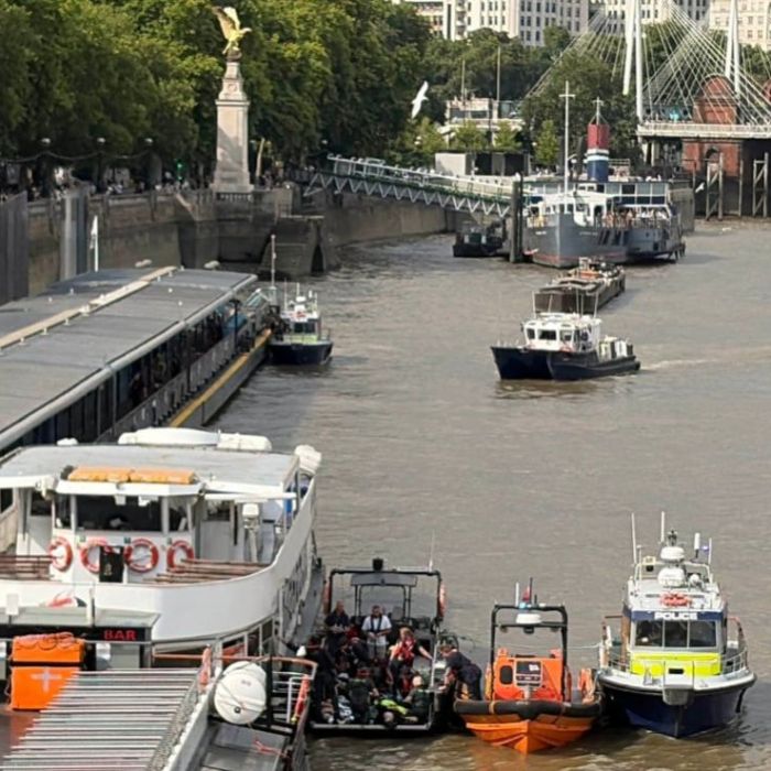 Cinco policías resultan heridos tras choque de lancha contra el puente de Westminster en Londres