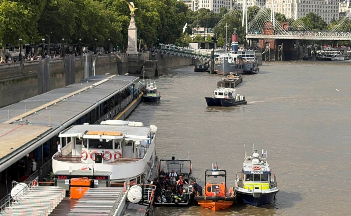 cinco-policias-resultan-heridos-tras-choque-de-lancha-contra-el-puente-de-westminster-en-londres