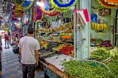 Consumidor mexicano reduce gasto y recurre más al crédito; 74% cambió hábitos ante la carestía