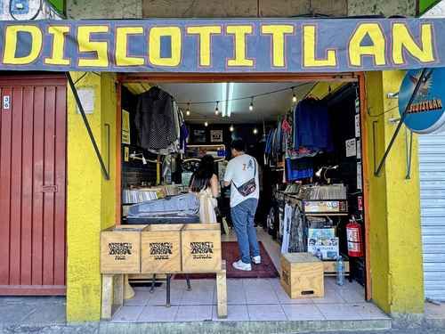 Discotitlán, la tienda en Buenavista que promete viajar al pasado con vinilos y ropa vintage