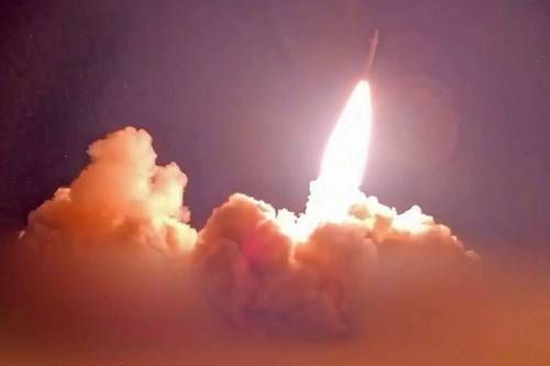 Estados Unidos intensifica ataques contra infraestructura en Irán; Teherán responde con bombardeos en el Golfo