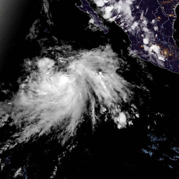Fausto se intensifica a huracán en el Pacífico; Bertha amenaza la costa del Golfo