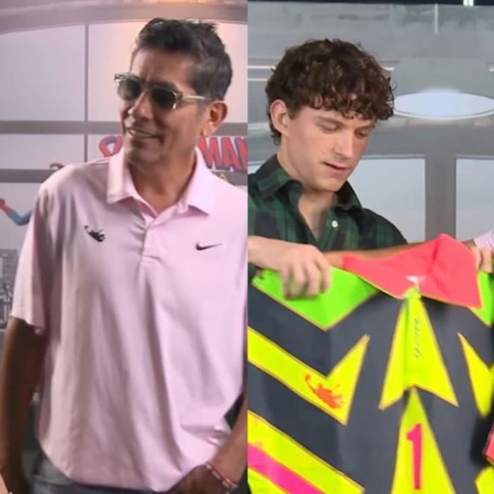 Jorge Campos regala su icónico suéter a Tom Holland durante la promoción de “Spider-Man”