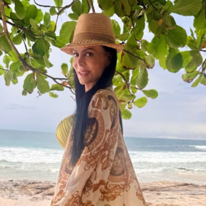 Maribel Guardia sorprende con abdomen marcado en bikini amarillo a los 67 años