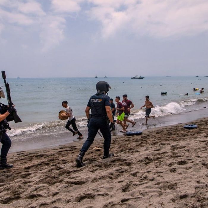 Marruecos emplea gases lacrimógenos y cañones de agua para dispersar a migrantes en la frontera con Ceuta