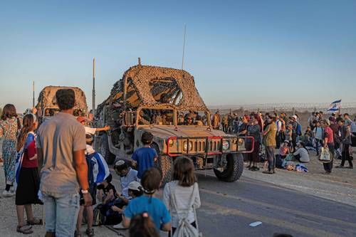 Miles de israelíes marchan hacia la frontera con Gaza para exigir el restablecimiento de asentamientos