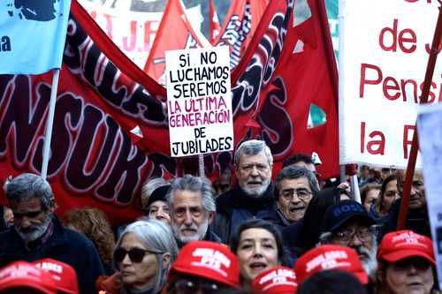 Miles protestan en Buenos Aires contra el plan económico de Javier Milei