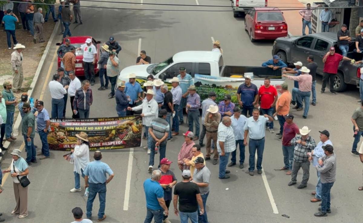 productores-de-sinaloa-toman-la-caseta-de-cuatro-caminos-en-guasave-y-liberan-el-cobro-para-exigir-pagos-pendientes