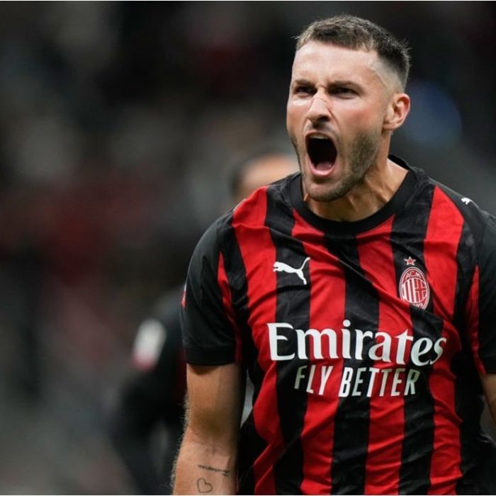 Santiago Giménez, en la lista de salidas del AC Milan tras la llegada de Gonçalo Ramos
