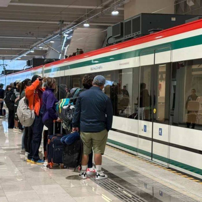 Usuarios reportan largas esperas y corridas insuficientes en el Tren Felipe Ángeles hacia el AIFA