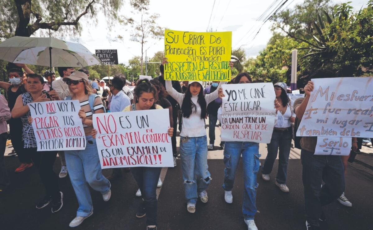 Aspirantes aceptados protestan frente a Rectoría de la UNAM y rechazan examen de control
