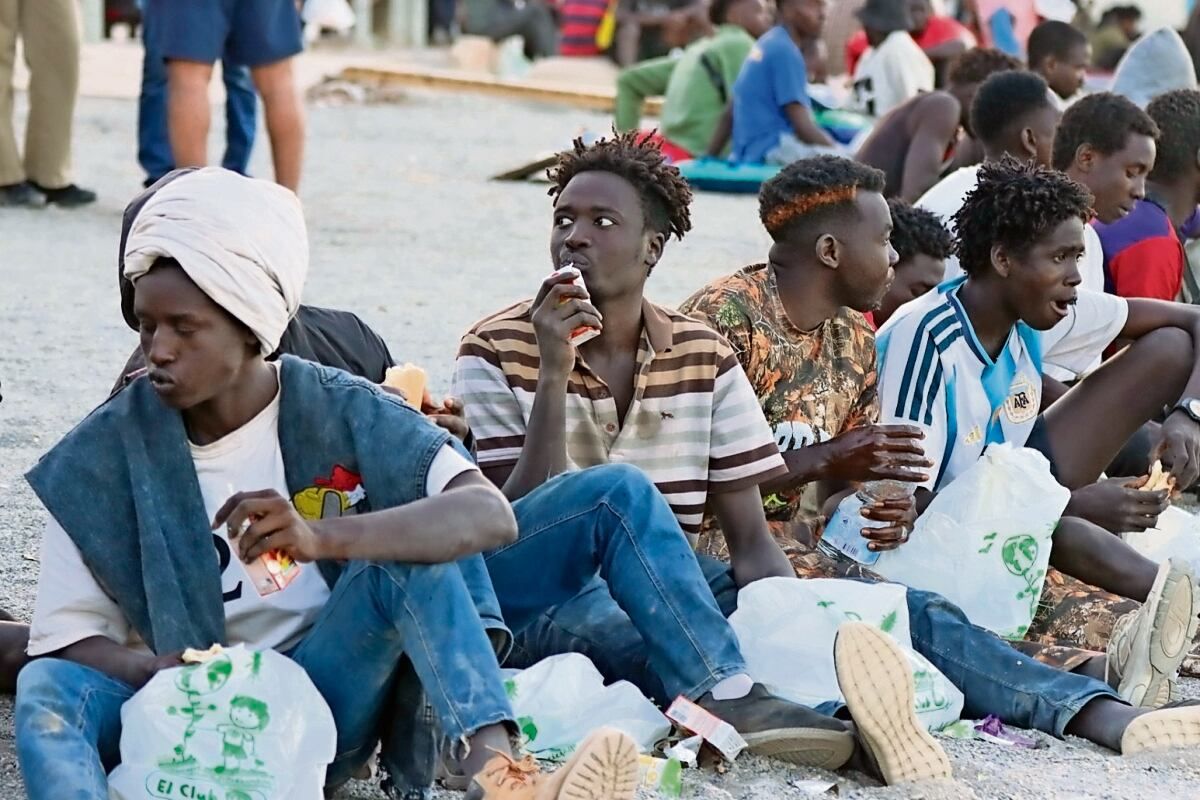 Ceuta: alrededor de mil menores migrantes permanecen varados tras cruce masivo