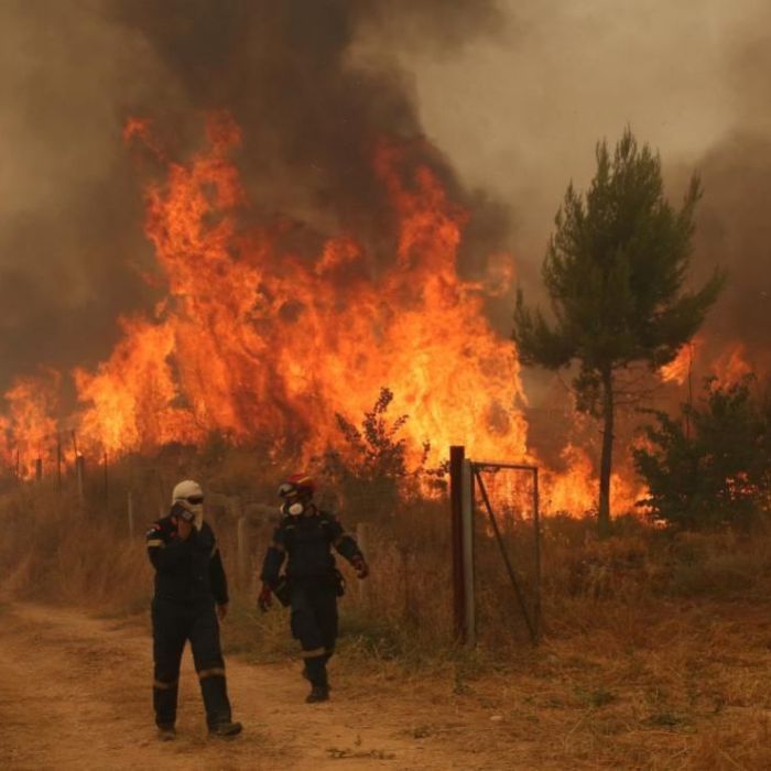 Chocan dos helicópteros mientras combatían un incendio forestal en Grecia