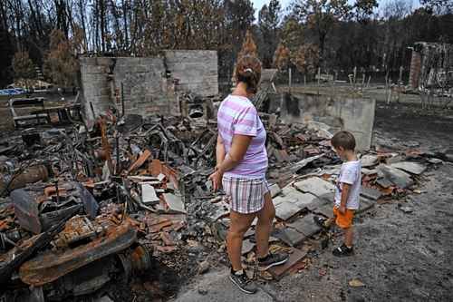 Incendios dejan graves daños en Francia, Grecia y Estados Unidos
