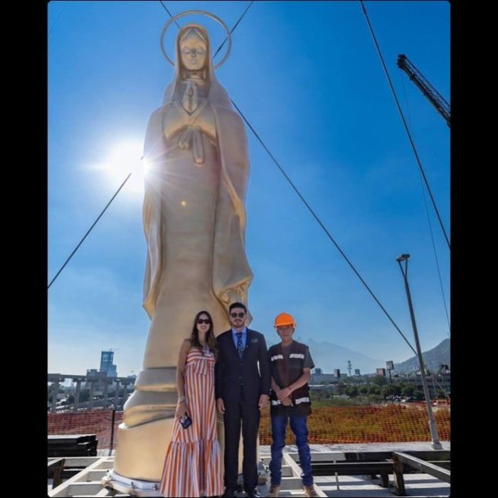 Instalan nueva escultura de la Virgen en puente del Río Santa Catarina, Nuevo León